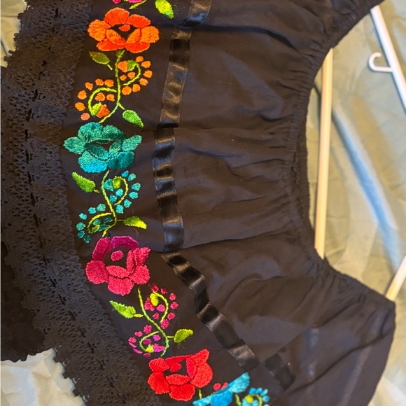 Women’s size large very beautiful embroidered Latino off the shoulder top - Picture 4 of 4